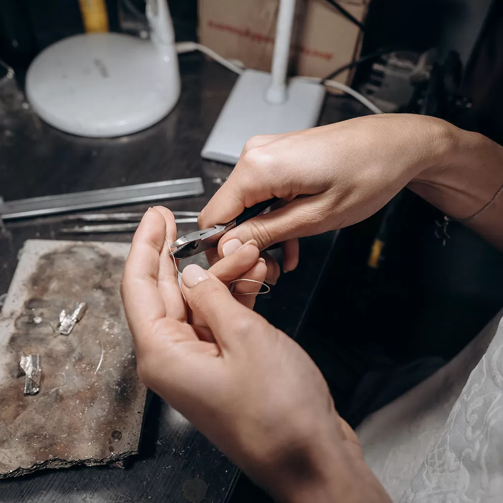 The Art of Hand Engraving: Adding a Personal Touch to Your Jewelry with Alanya Jewelry’s Services